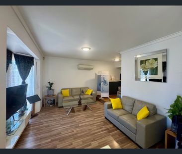 FULLY FURNISHED COSY 3-BEDROOM HOME IN PRIME SOUTH LAKE - Photo 3