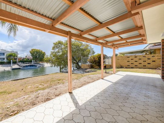 27 Vaggelas Crescent, Biggera Waters - Photo 1