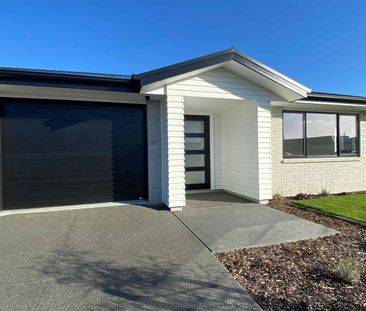Three bedroom home in Lincoln - Photo 4