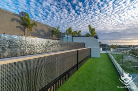 Large 2 Bedroom Apartments with Uninterrupted City Views - Photo 2