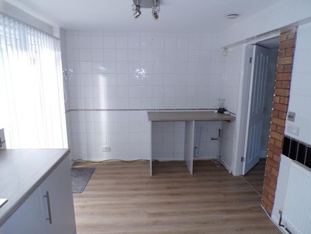 3 bedroom semi-detached house to rent - Photo 5