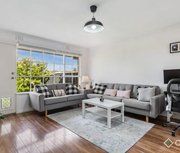 Cute Two Bedroom - Photo 2