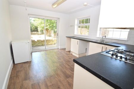 3 bedroom end of terrace house to rent - Photo 3