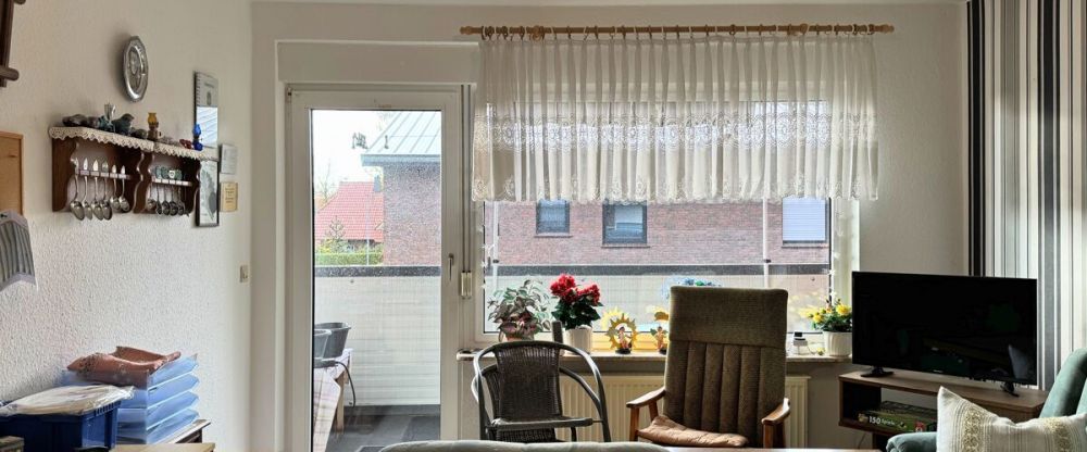 Gemütliche 2ZKB Dachgeschosswohnung mit EBK & Balkon in zentraler Sackgassenlage der Stadt Wiesmoor - Foto 1