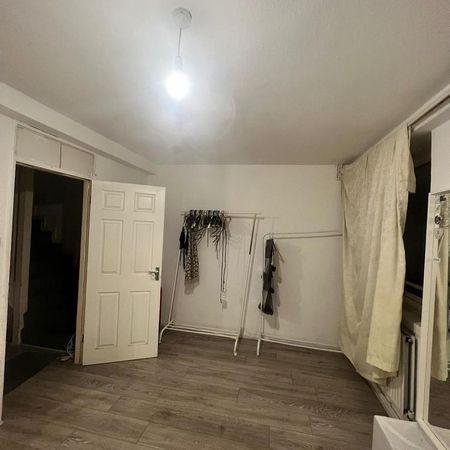 1 bedroom in a flat share to rent - Photo 4