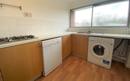 A fantastic property with access to communal gardens and an allocated parking space. - Photo 2