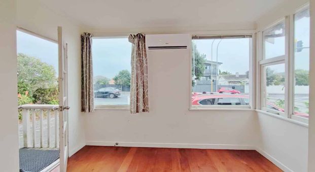 Sunny 5 Bedroom house in the prime location of Takapuna - Photo 1