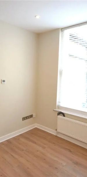 1 bedroom flat in London - Photo 1