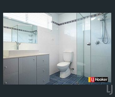 Large Four Bedroom House - Photo 3