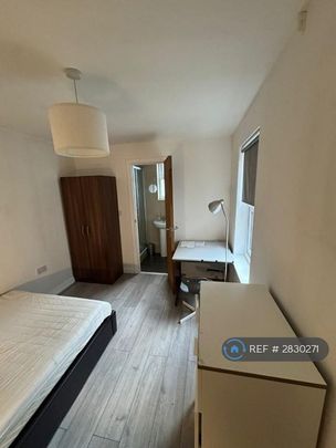 1 bedroom in a house share to rent - Photo 1