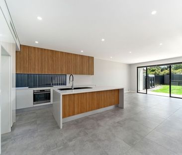 CONTEMPORARY DUPLEX IN PRIME LOCATION - Photo 2