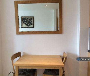 1 bedroom in a flat share to rent - Photo 1