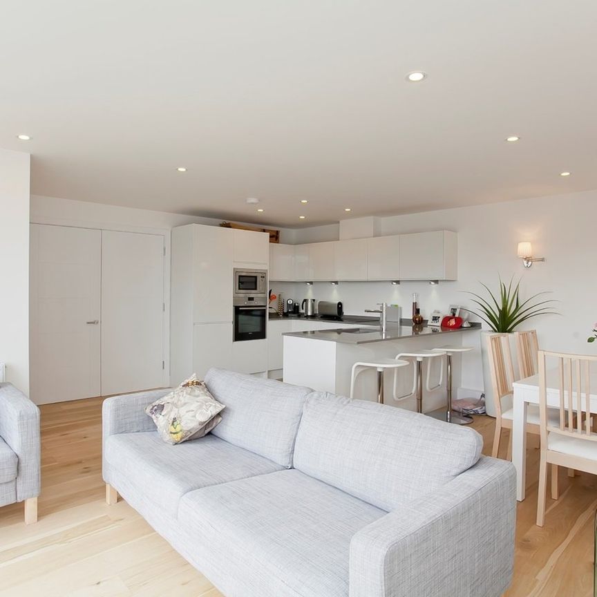 3 Bed Flat, Carpenters Place, SW4 - Photo 1