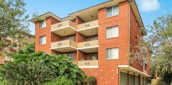 FANTASTIC 2 BEDROOM IN GREAT LOCATION - Photo 2