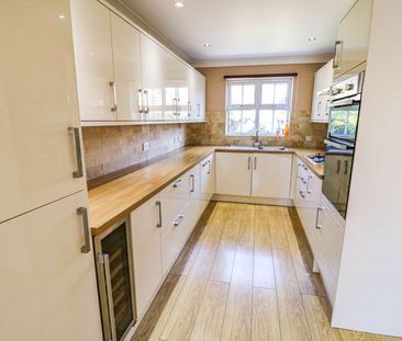 4 bedroom detached house to rent - Photo 2