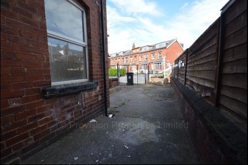 8 Beds in Hyde Park Leeds - Photo 1