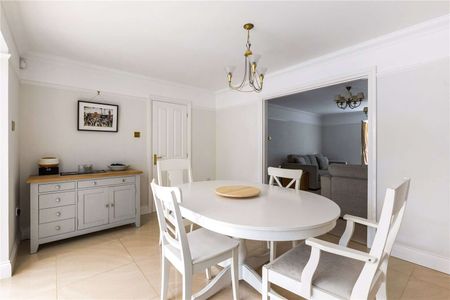 A wonderfully spacious and well-presented, four bedroom, family home in the charming village of Aley Green. - Photo 3