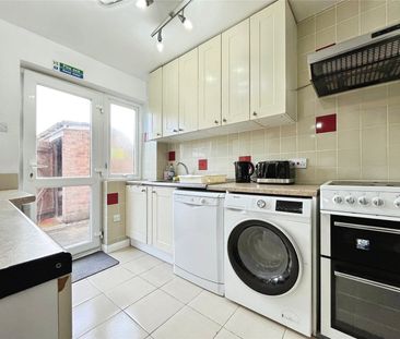 Beechtree Avenue, Englefield Green, Egham, Surrey, TW20 0SR - Photo 3