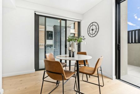 Beautiful 1 Bedroom Apartment - Walk to Metro, Shops & Cafes! - Photo 2