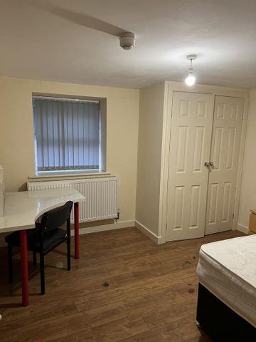 4 bedroom flat to rent - Photo 4