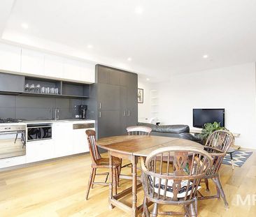 Spacious and bright - Photo 1