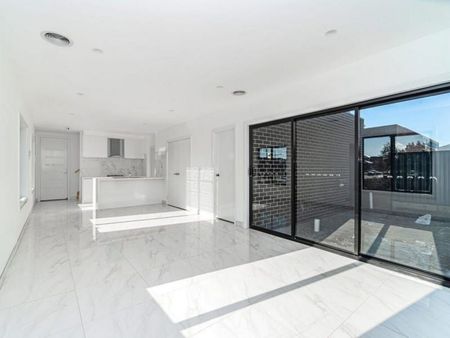 SIMPLY STUNNING - Photo 2