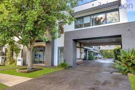 Three bedroom, two bathroom townhouse with double garage - Photo 5