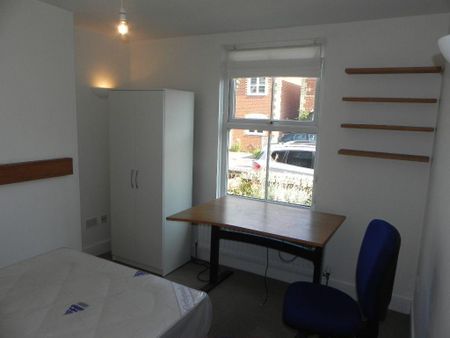 3 bedroom semi-detached house to rent - Photo 2