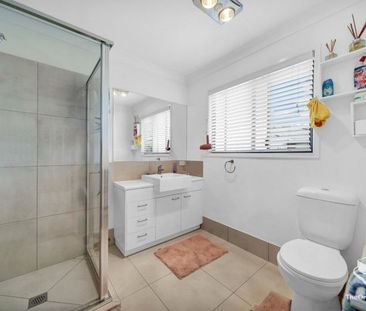 Beautifully designed 3-bedroom unit - Photo 1