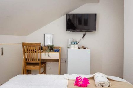 1 bedroom in a house share to rent - Photo 3