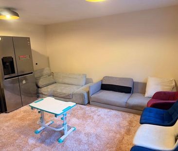 1 bedroom in a flat share to rent - Photo 5