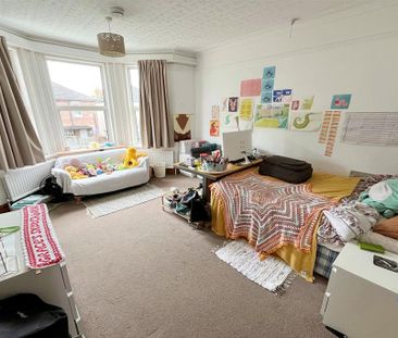 6 bedroom detached house to rent - Photo 2