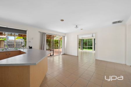SPACIOUS FAMILY HOME ON A LARGE 690m² BLOCK - Photo 4
