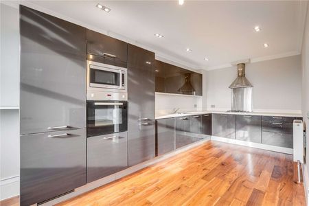 An impressive, fourth floor, two bedroom, apartment situated in this magnificent Grade II listed building overlooking Clapham Common. - Photo 5