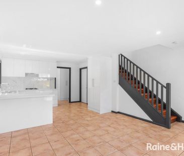 Modern 2-Bedroom townhouse in Prime St Albans Location! - Photo 2