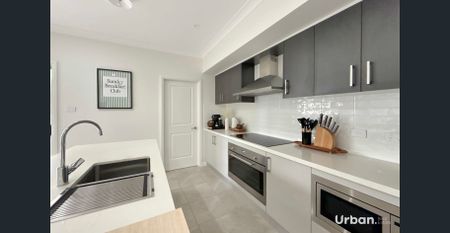 Beautiful Near-New 4 Bedroom Family Home in a Peaceful Oakville Setting - Photo 5