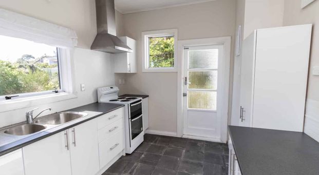 Sunny, Large 3 bedroom home - Photo 1