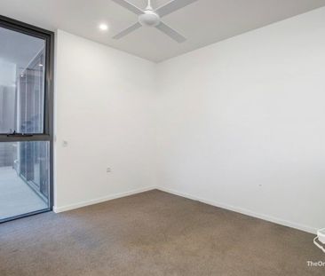 Contemporary 2-Bedroom Apartment with stunning Broadwater Views - Photo 6