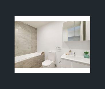 Designer apartment is central location - Photo 6