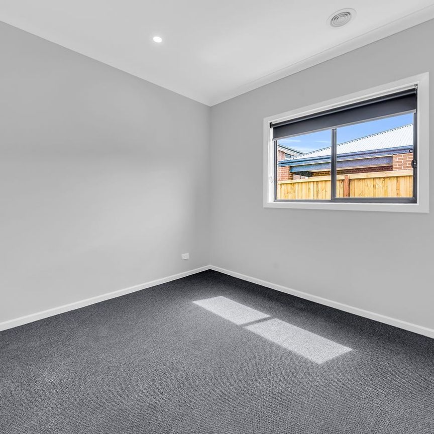 Modern 4-Bedroom Family Home in Prime Tarneit Place Estate Location - Photo 1
