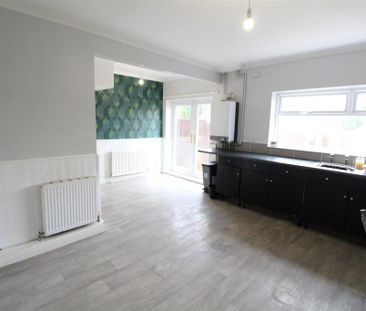 3 bedroom end of terrace house to rent - Photo 3