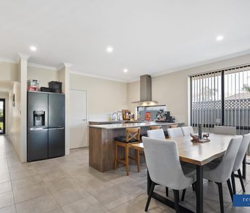 What a stunner!! - Photo 5