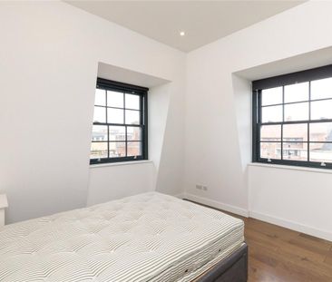 3 bedroom flat in London - Photo 2