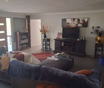 Karalee - Photo 3