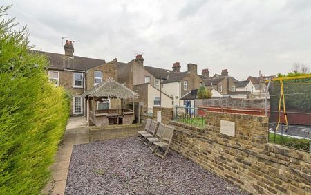 Chalkwell Road, Sittingbourne, Kent, ME10 - Photo 3