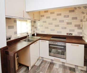 2 bedroom Flat To Let - Photo 4