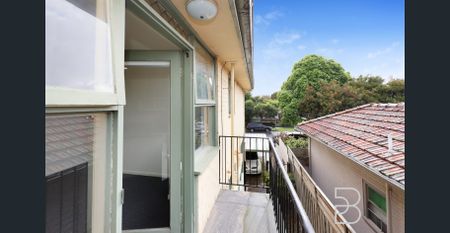 Bright 1st Floor Apartment - Photo 2