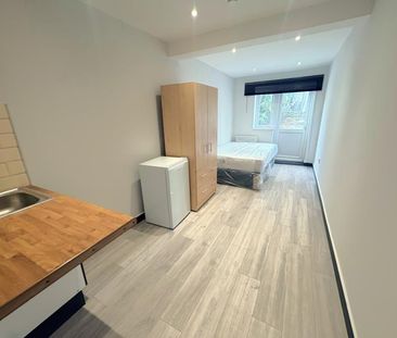 Raymond Crescent , Guildford, GU2 - Photo 5