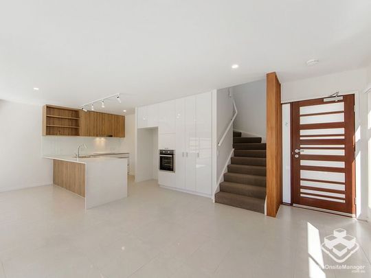 MODERN DESIGNED Townhouse - Donât miss out! - Photo 1