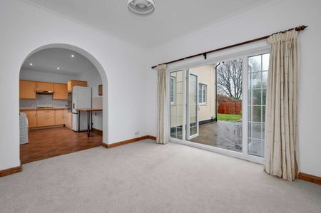 Located in an exclusive Guildford location and close to fantastic riding/walking country, a detached four bedroom property within a short drive from town centre and stations. - Photo 2